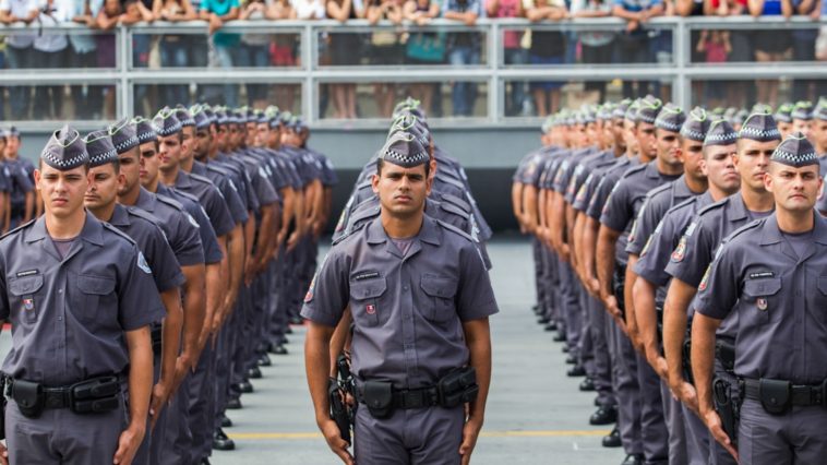 Policial salva menino, e o reencontra vinte nos depois