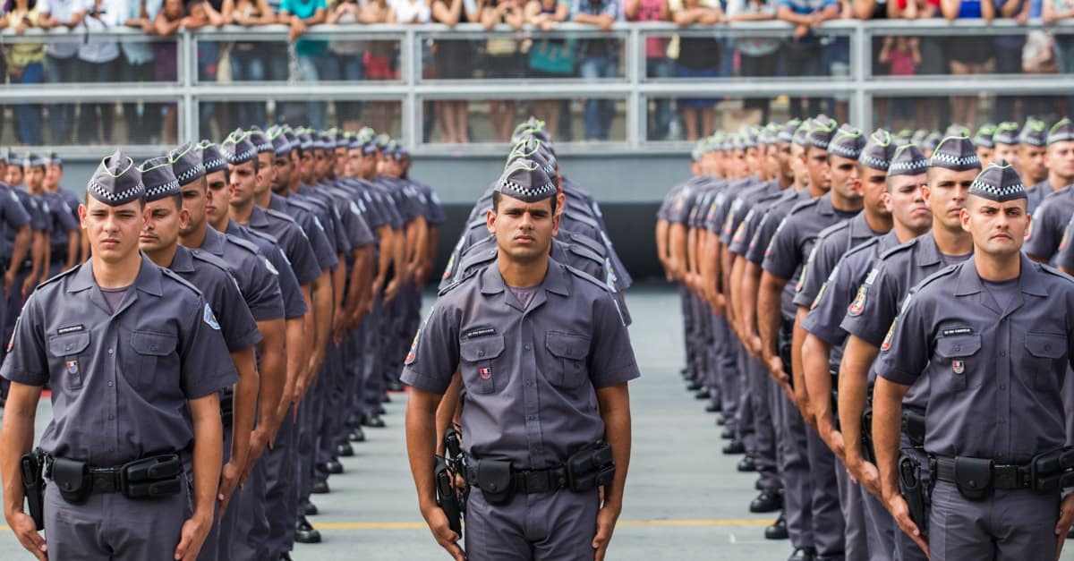 Policial salva menino, e o reencontra vinte nos depois