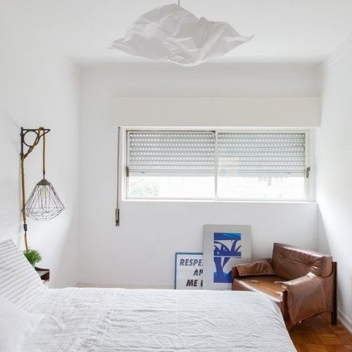 decoração de quarto simples poltrona antiga no quarto