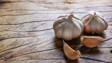 por que usar alho debaixo do travesseiro