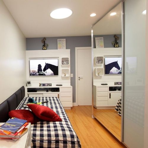 decoração de quarto pequeno armario com porta de correr espelhada