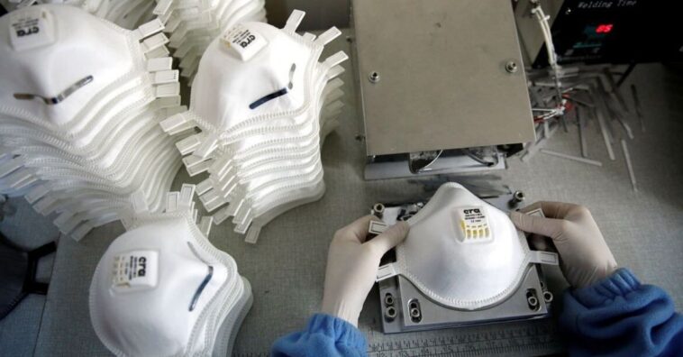 presos fazem máscaras de proteção