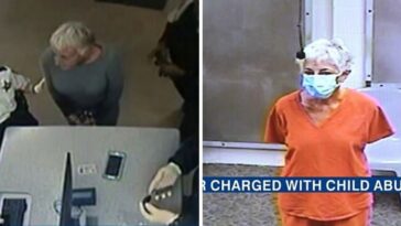 professora borrifa desinfetante alunos