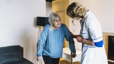 profissional cuidador de idosos