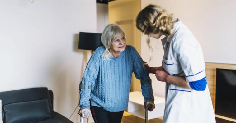 profissional cuidador de idosos