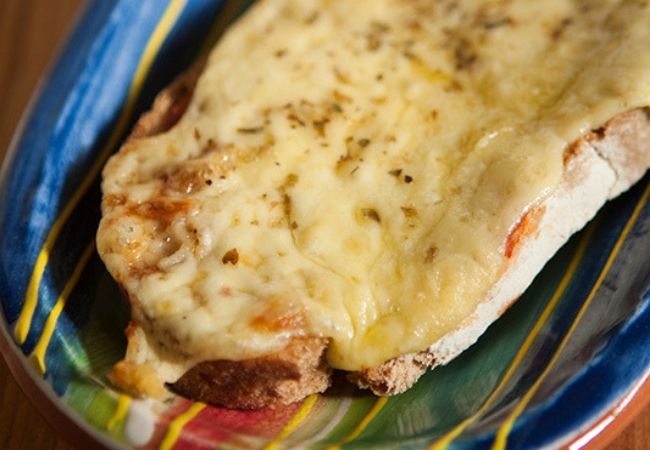 pão de alho com queijo e tomate