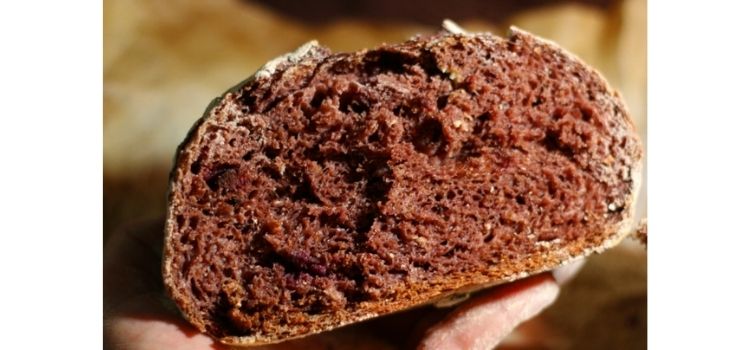 pão de batata-doce roxa com alfarroba