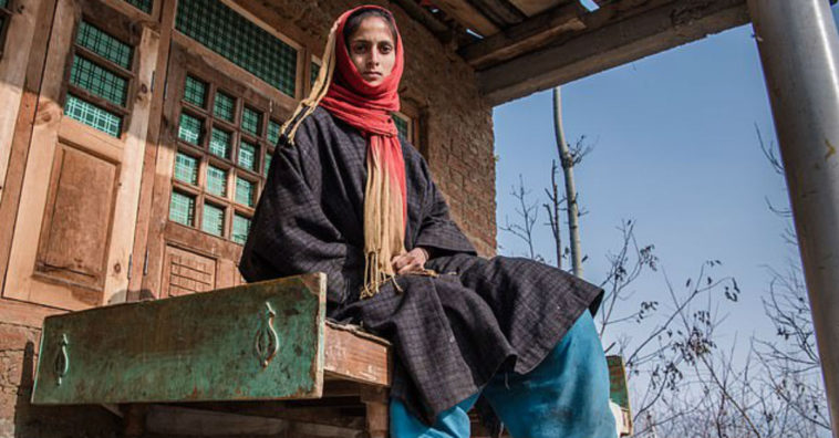 pés de mulher incham três vezes seu tamanho normal