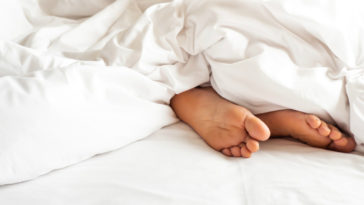 pés para fora do cobertor