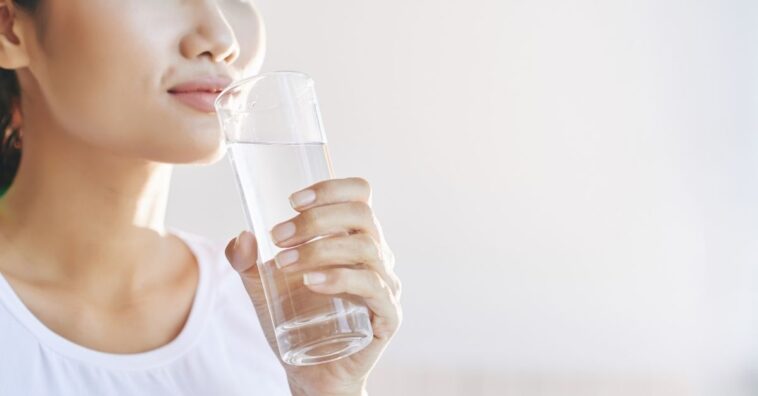 quanto de agua beber por dia