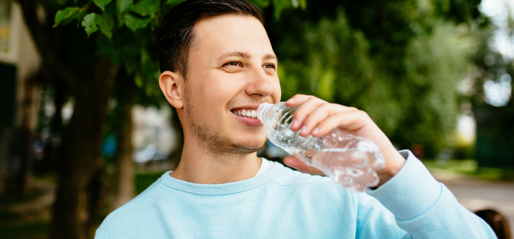 razões essenciais para beber água para melhorar o sistema digestivo