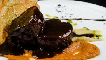 carne com molho apimentado de vinho e chocolate