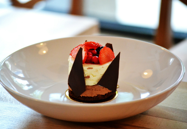 receita de mousse de chocolate com calda vermelha