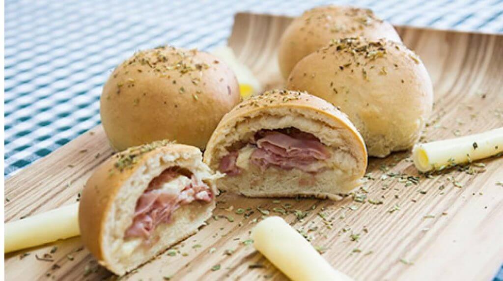 Receita de pãozinho de queijo e presunto com cerveja