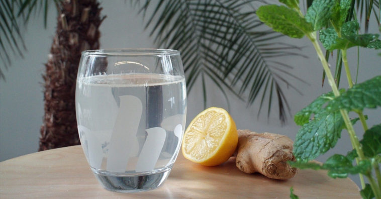 água detox com gengibre