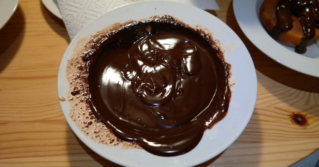Como fazer calda de chocolate: 13 receitas