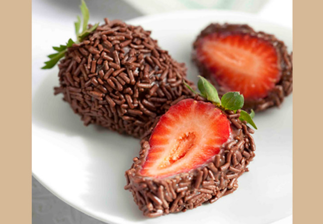 receitas com leite moça morango coberto