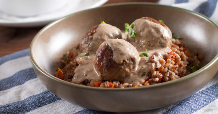 almôndegas com creme de cebola