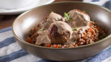 almôndegas com creme de cebola