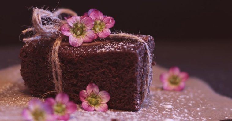 bolo assado na boca do fogão