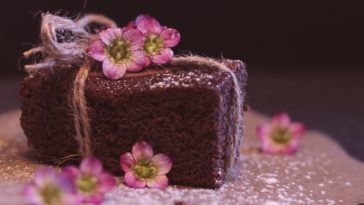 bolo assado na boca do fogão