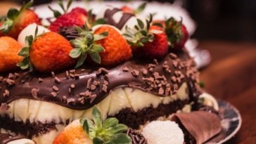 bolo de chocolate com morango