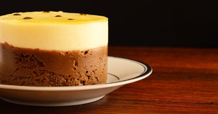 bolo de chocolate com mousse de maracujá