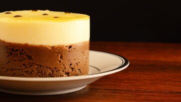 bolo de chocolate com mousse de maracujá