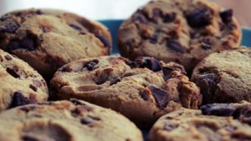 cookies com gotas de chocolate