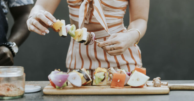 como fazer espetinho de legumes