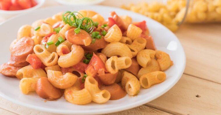 macarrão com salsicha