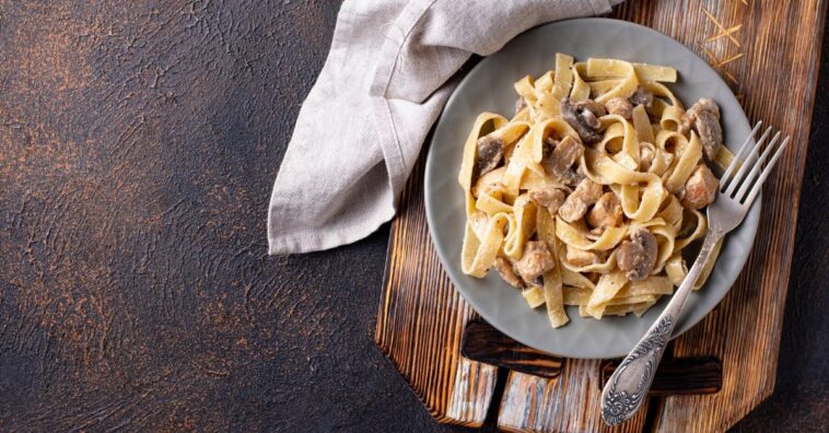 macarrão com cogumelo