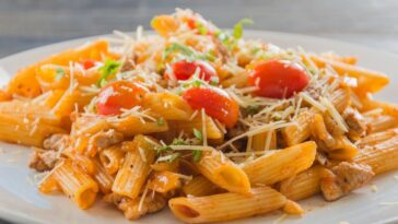 macarrão de panela de pressão com frango