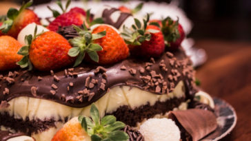 torta de morango com chocolate