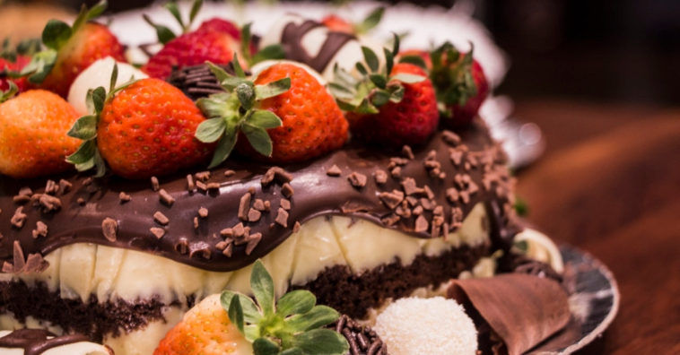 torta de morango com chocolate