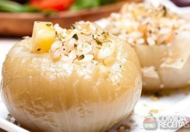 cebola recheada com arroz temperado