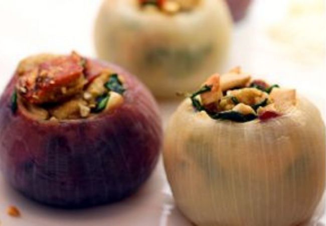 cebola recheada com espinafre e bacon