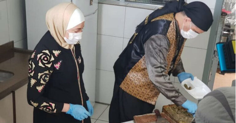 refugiados sírios doam comida árabe