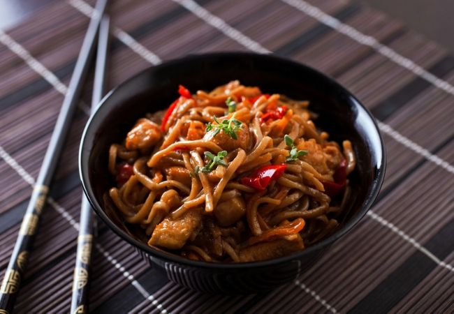 yakissoba com repolho roxo e pimenta