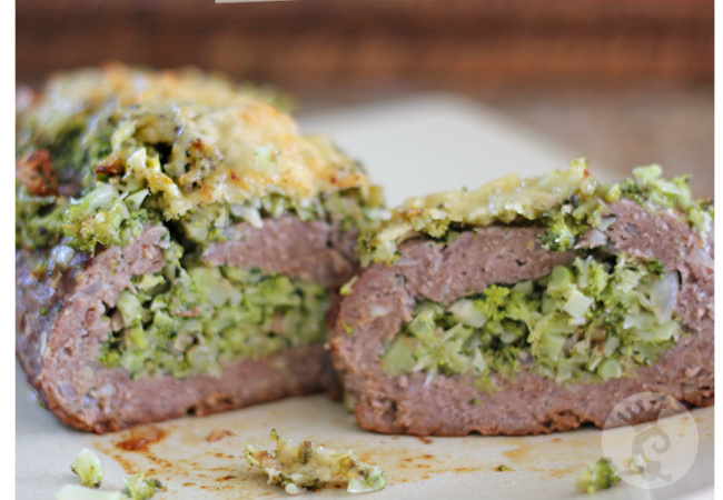 rocambole de carne moída com brócolis e nozes