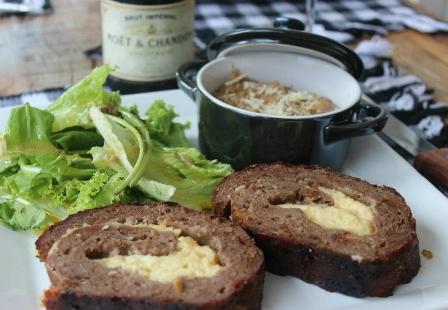 rocambole de carne moída com queijo e presunto