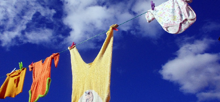 lavar roupa de bebê