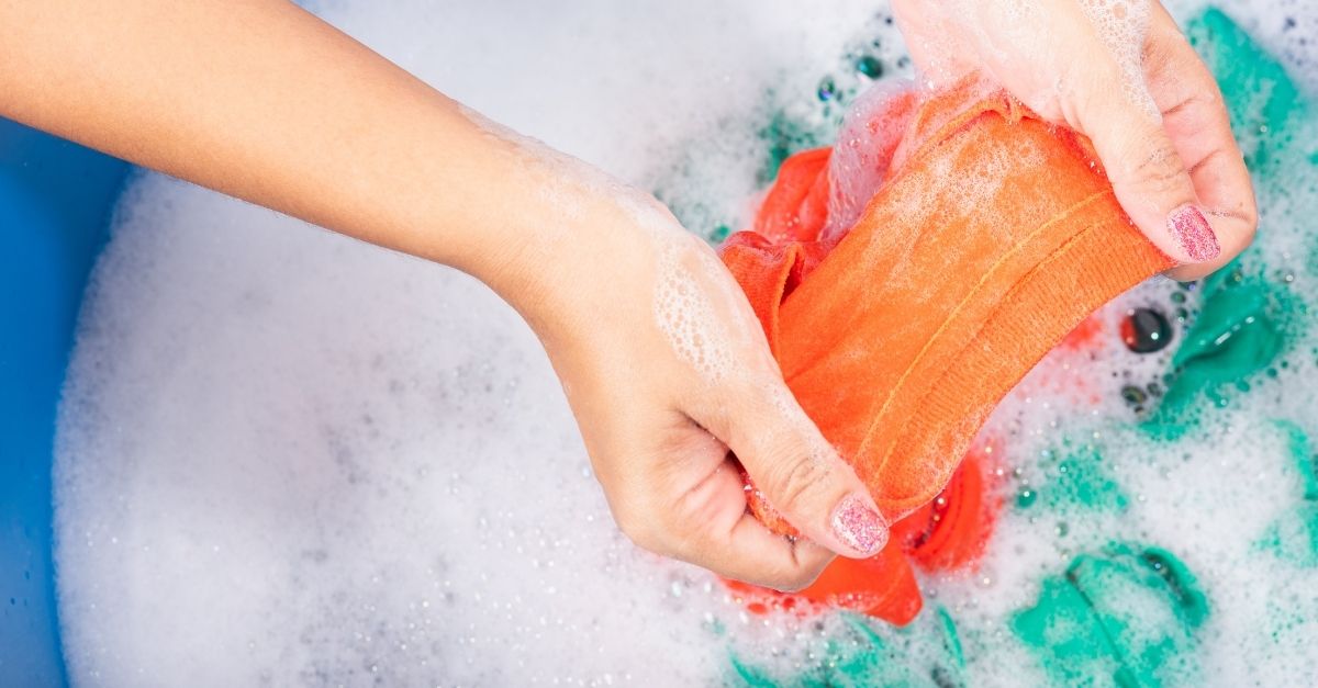 Моем добавить. Стиральный порошок мыть руки. Мытье игрушек. Пена для мытья посуды. Руки моют тарелку.