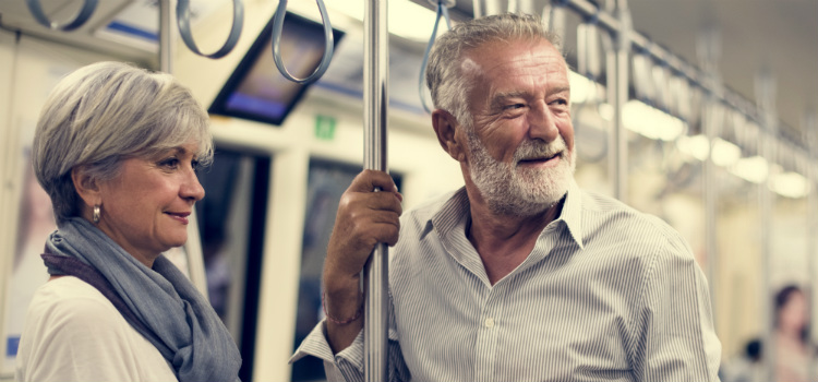 saiba como viajar de graça depois dos 60 anos