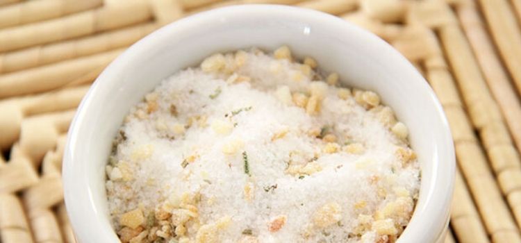 sal temperado com alho e alecrim