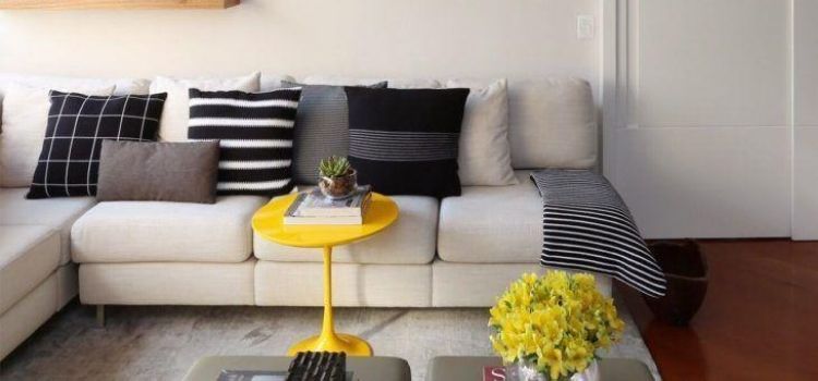 sala com mesinhas versáteis