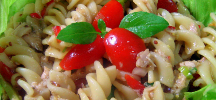 salada de macarrao com atum