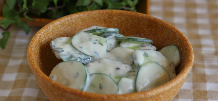 salada de pepino japonês com iogurte