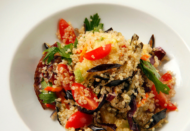 receita de salada de quinoa e legumes