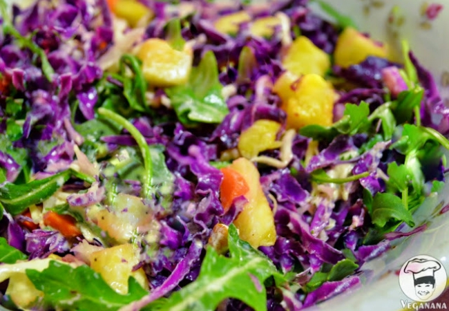 salada de rúcula e abacaxi